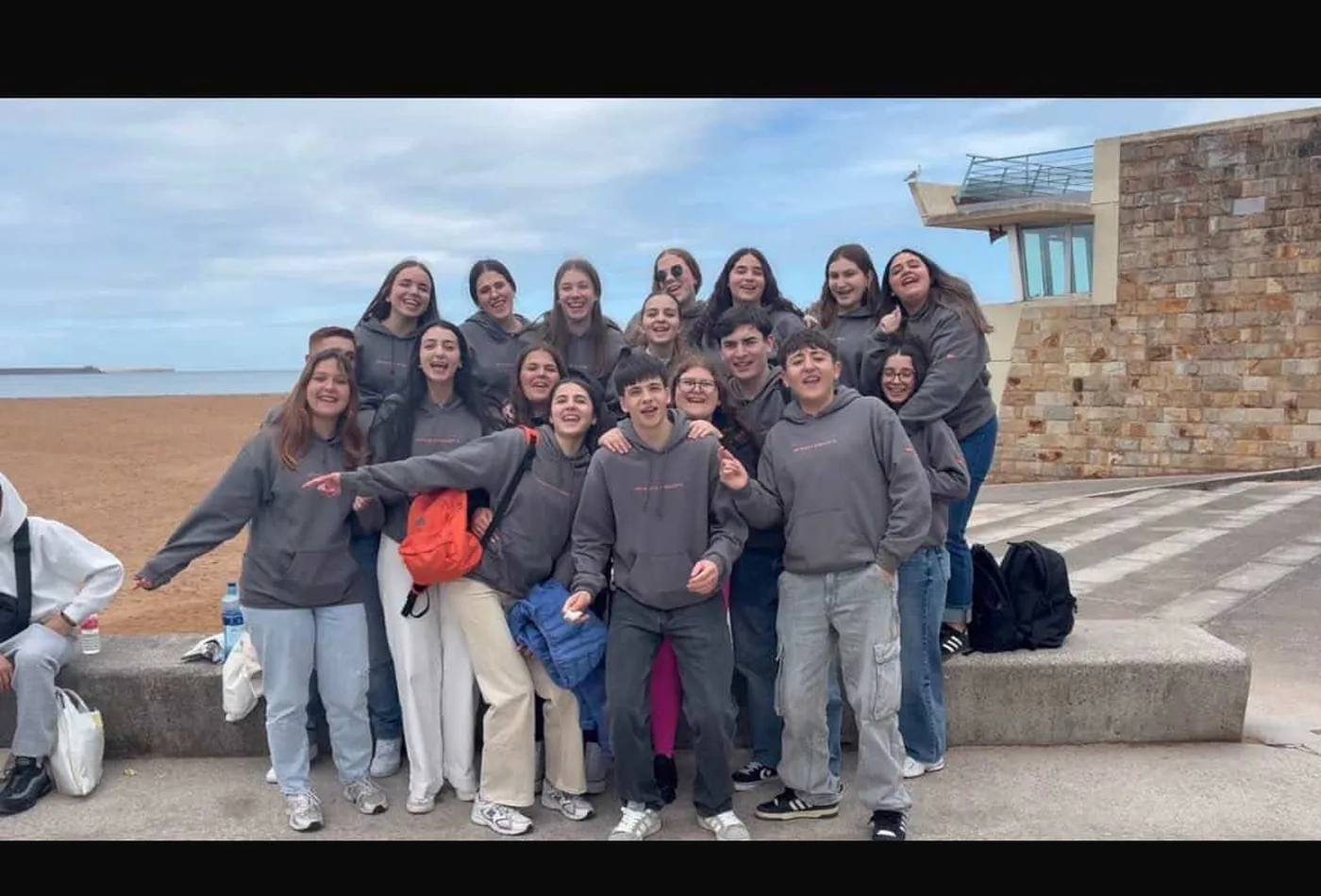 Grupo de estudiantes con sudaderas personalizadas Kronix